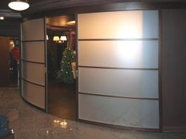 Радиусные двери в зале заседаний московской компании