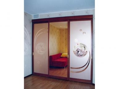 Шкаф-купе встроенный в нишу спальни, с художественным стеклом