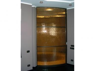 Радиусная дверь-купе с моллированным стеклом