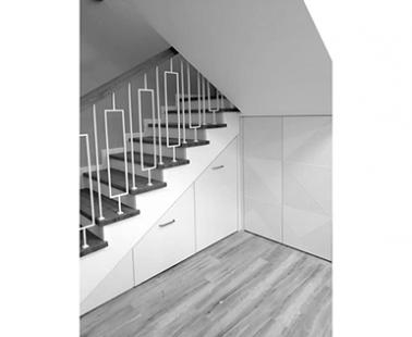 Встроенный шкаф под лестницей (65 фото)